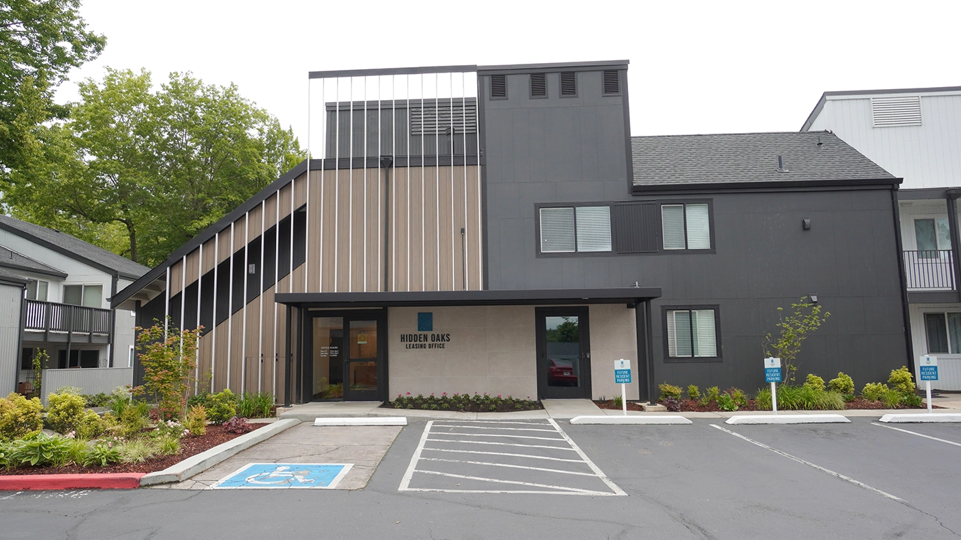 Modern leasing office Hidden Oaks welcoming design — Ariana Designs