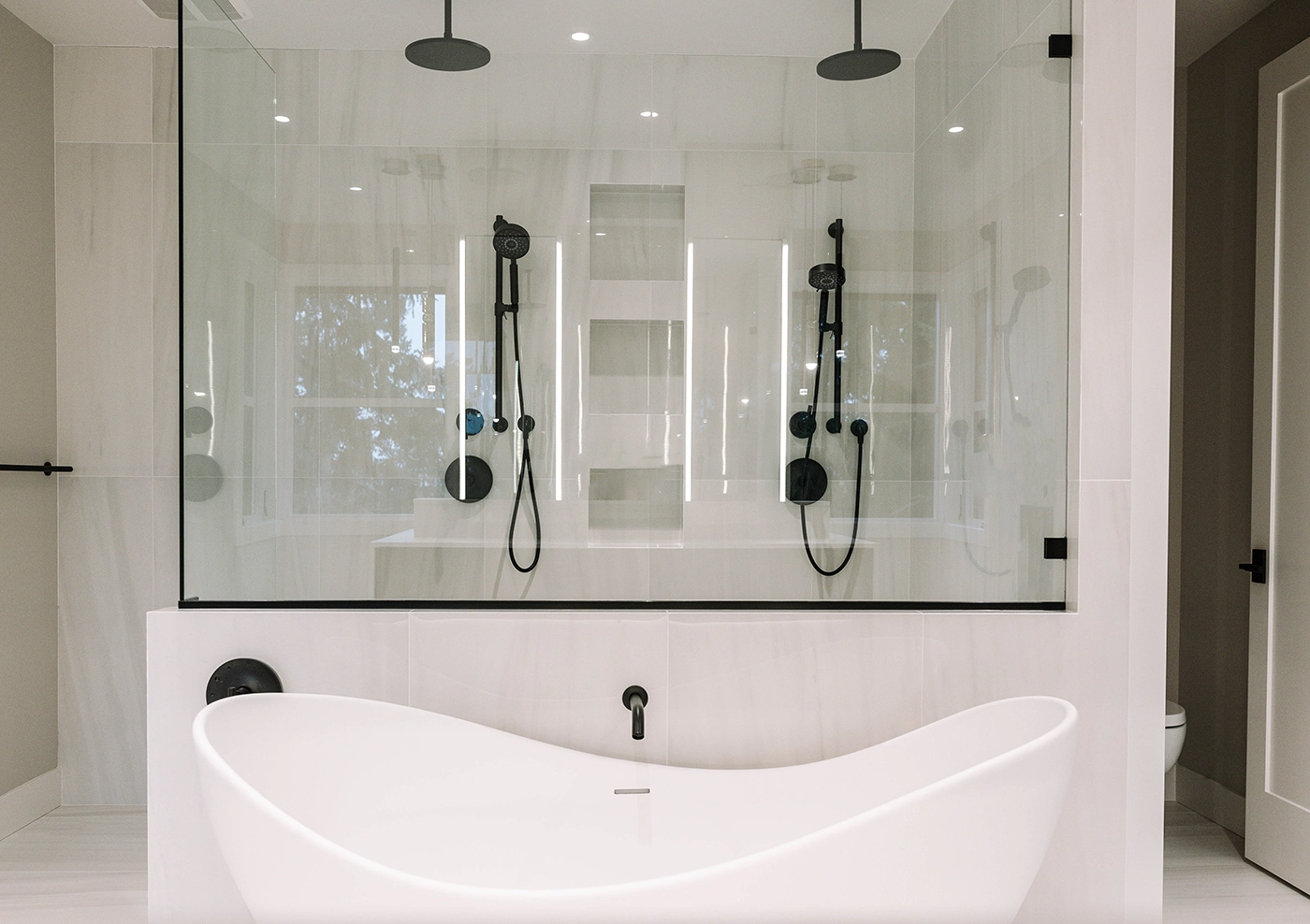 Bathroom design with ceiling-height mirror and pendant lighting